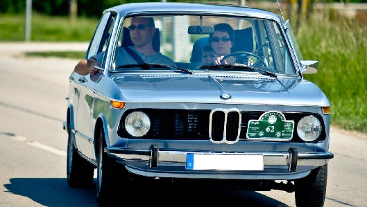 1974er 1602 in fordblau-metallic.